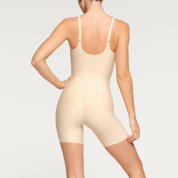✨NEW SKIMS BODY UNLINED PLUNGE MID THIGH BODYSUIT SAND XL - Picture 2 of 4
